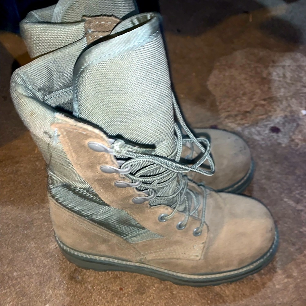 Women’s 2-1/2 R Military Boots Vibram